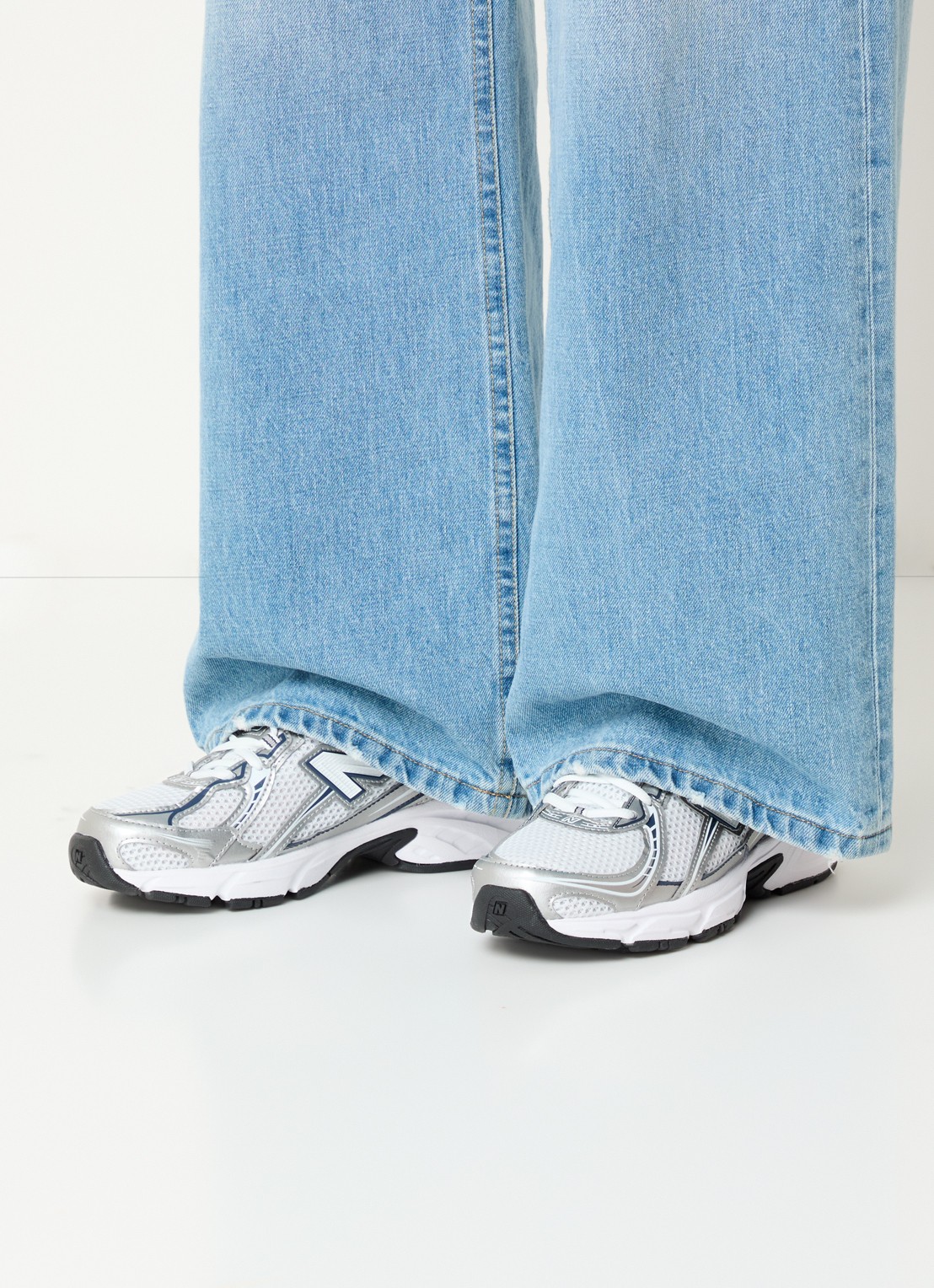 New Balance 740 sneaker van mesh met metallic finish - voorkant 3 zilver