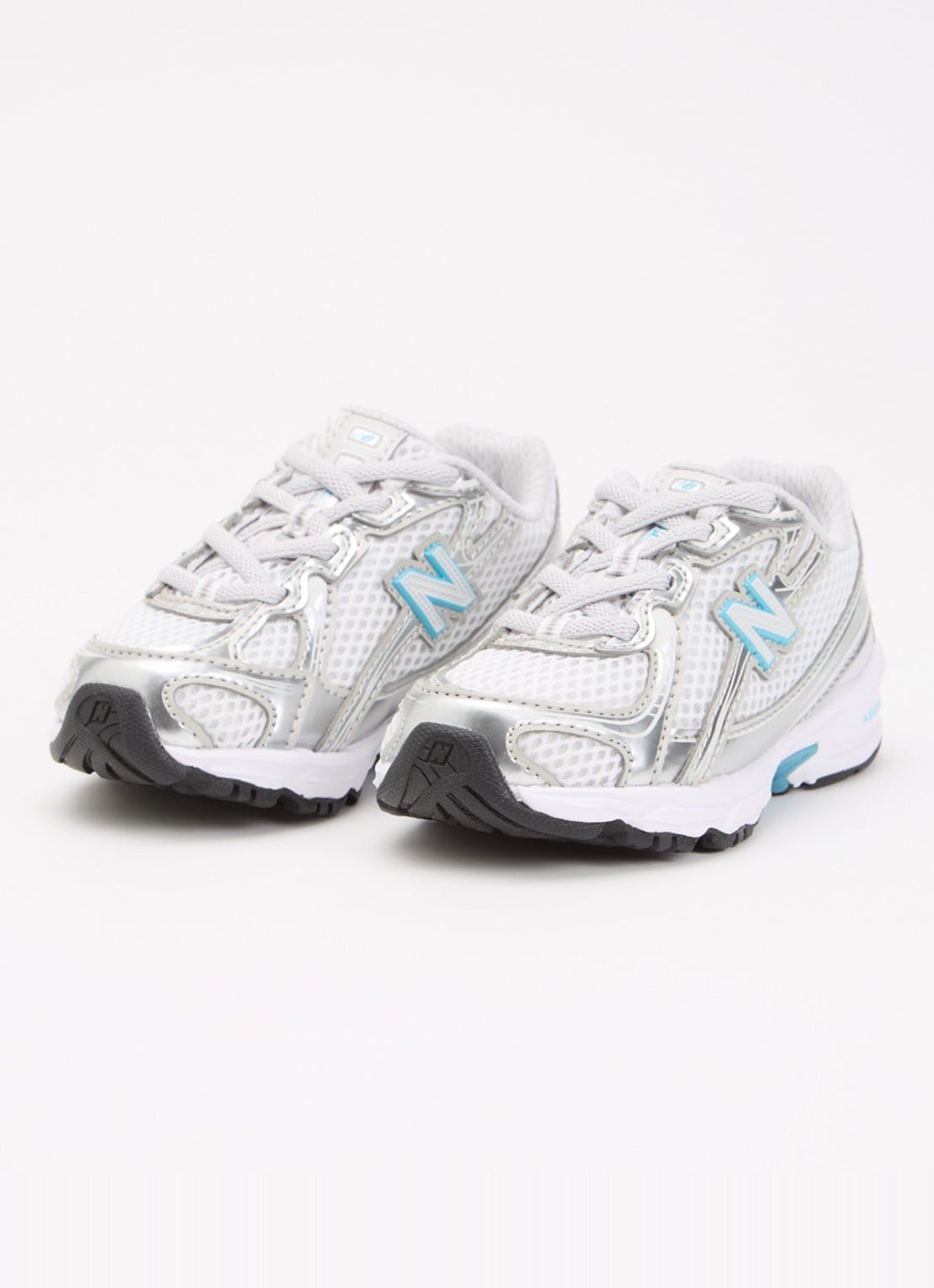 New Balance 740 sneaker van mesh met metallic finish - voorkant 2 zilver