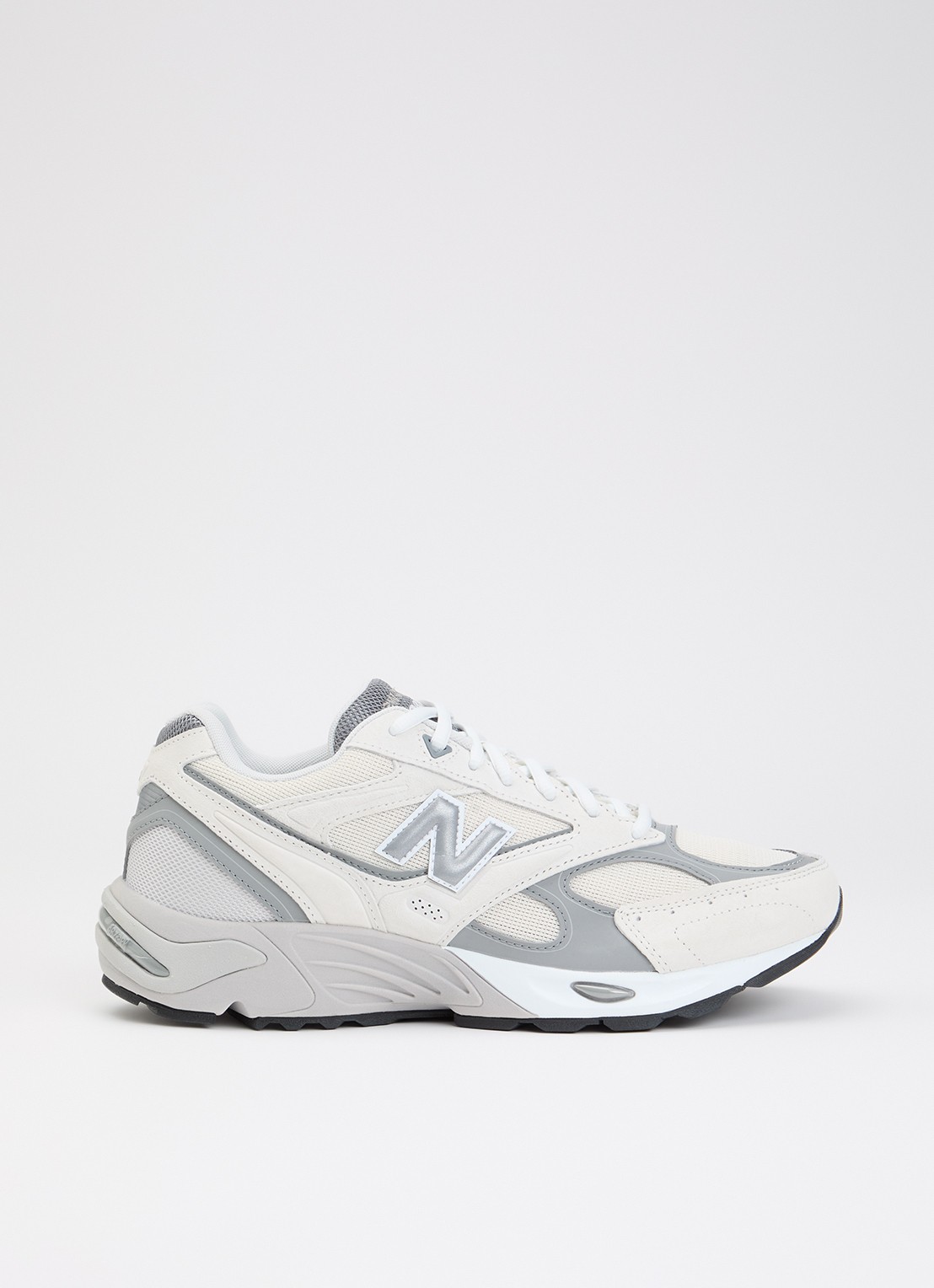 New Balance 880R sneaker met details van suède - voorkant gebroken wit