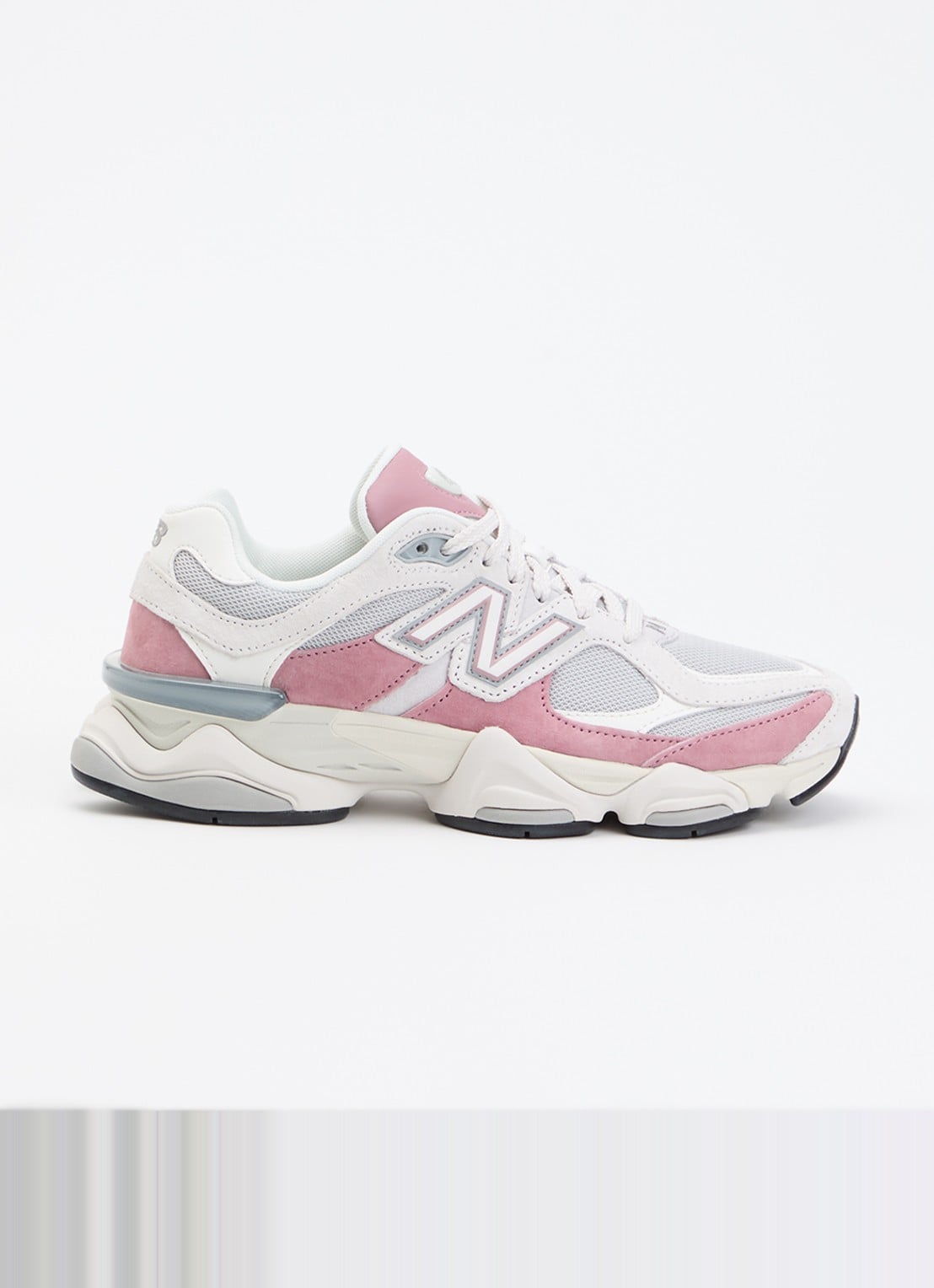 New Balance 9060 sneaker met mesh details en logo  - voorkant 2 roze