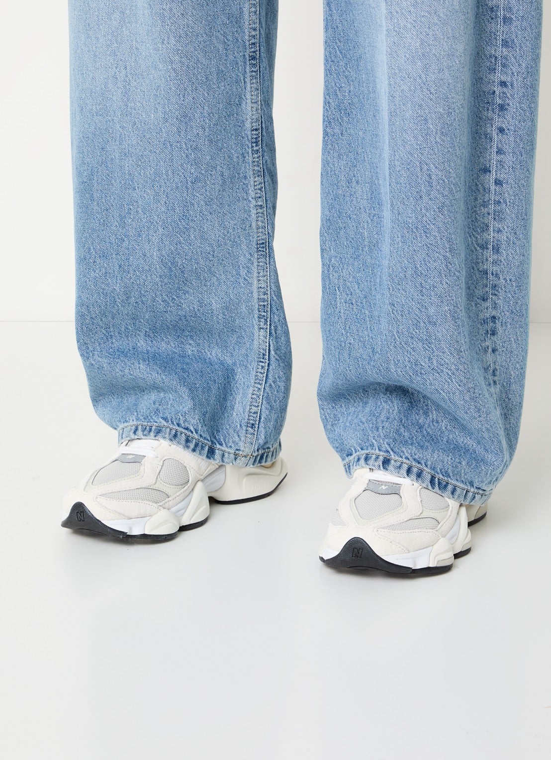 New Balance 9060 sneaker met mesh details - voorkant 5 gebroken wit