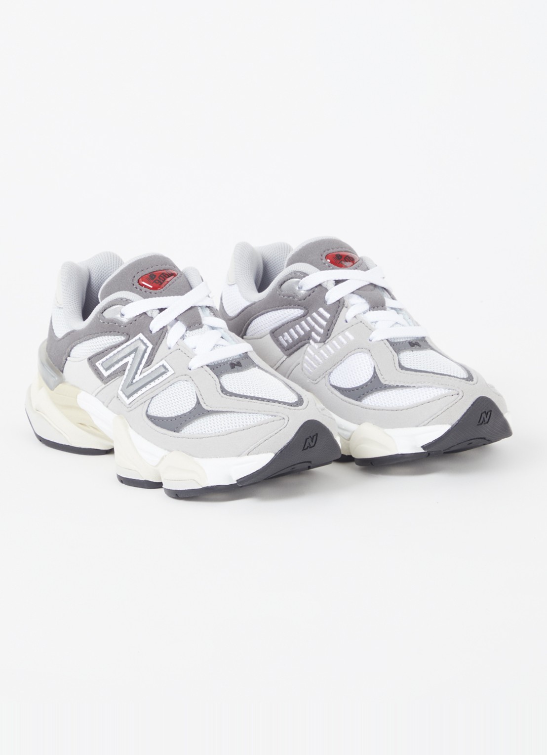 New Balance 9060 sneaker met mesh details - voorkant 2 lichtgrijs