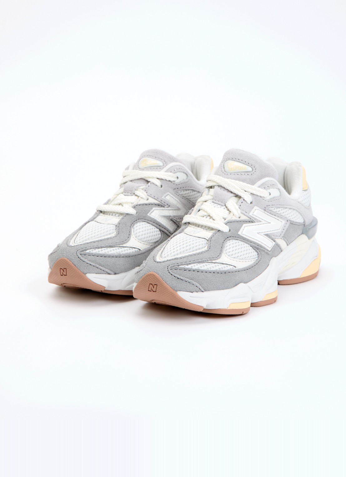 New Balance 9060 sneaker met mesh details - voorkant 2 gebroken wit