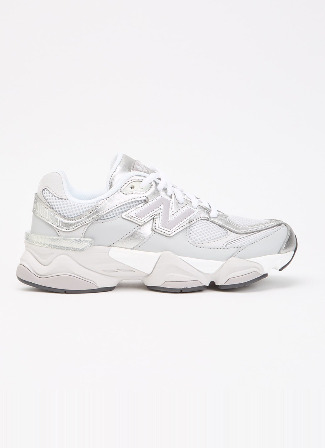 New Balance 9060 sneaker met mesh details - voorkant grijs
