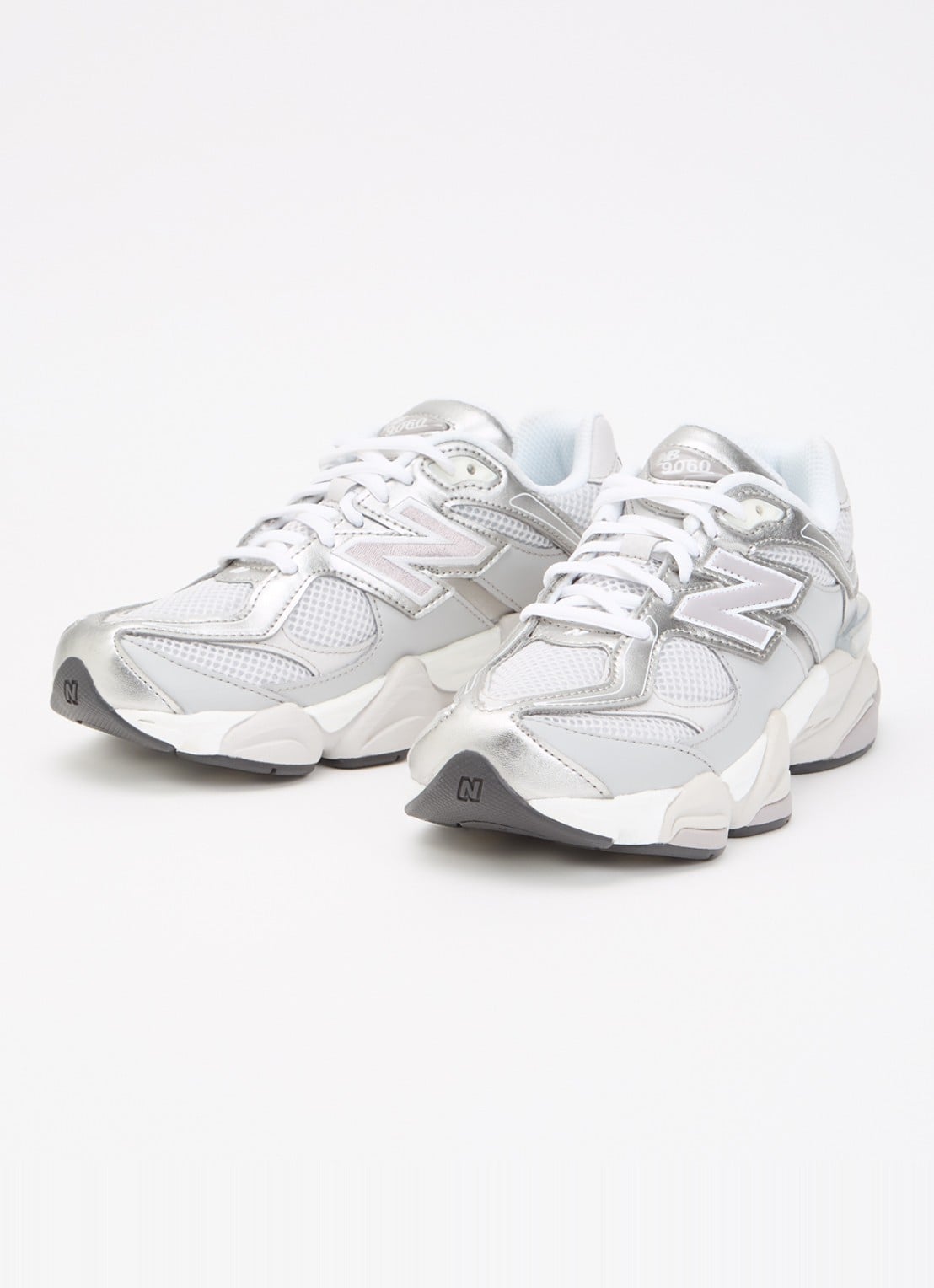 New Balance 9060 sneaker met mesh details - voorkant 2 grijs