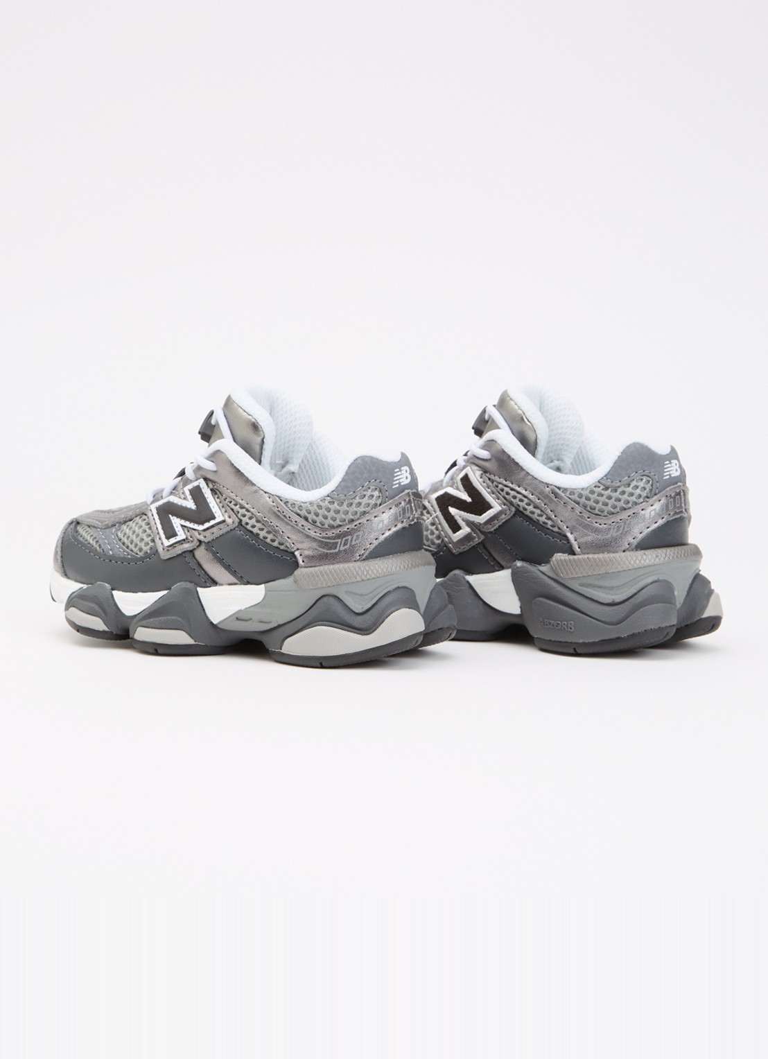 New Balance 9060 sneaker met mesh details - achterkant donkergrijs