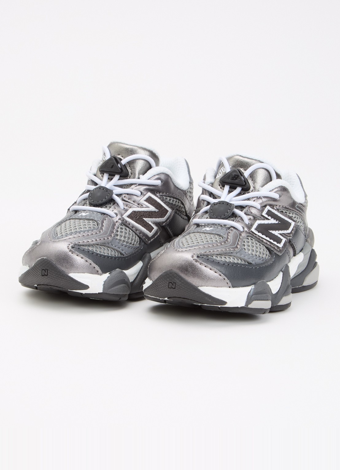 New Balance 9060 sneaker met mesh details - voorkant 3 donkergrijs