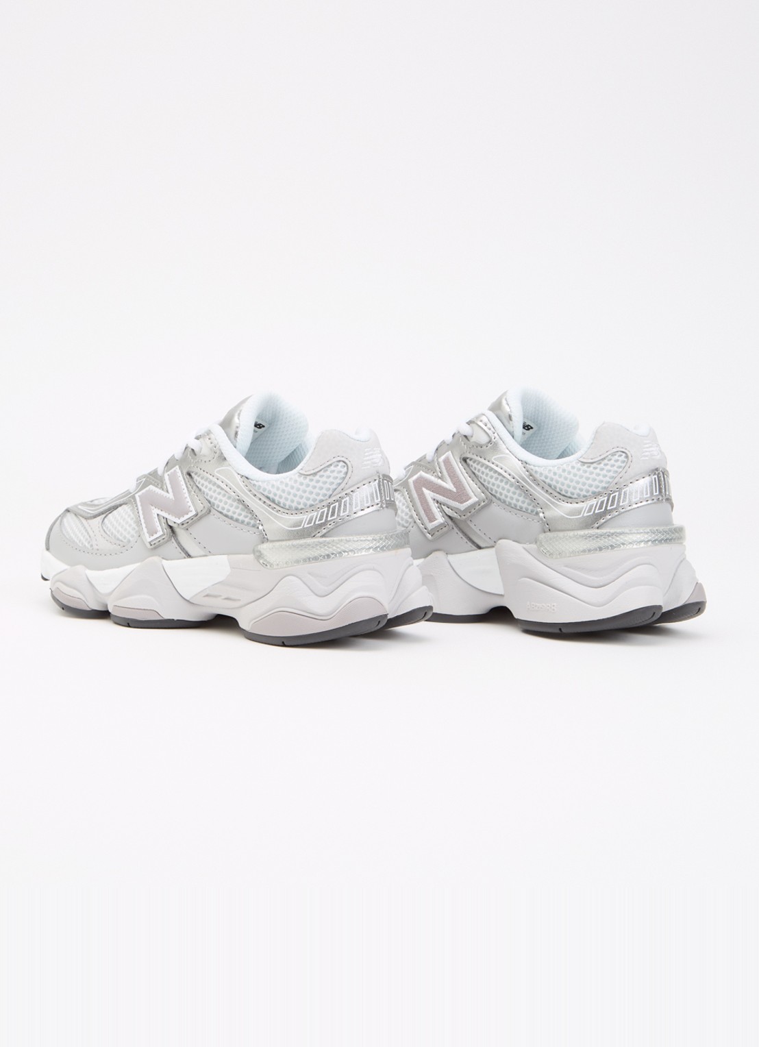New Balance 9060 sneaker met mesh details - achterkant zilver