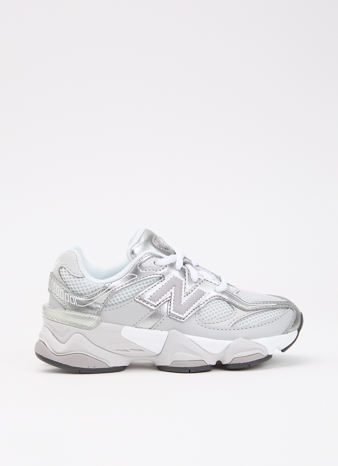 New Balance 9060 sneaker met mesh details - voorkant 3 zilver