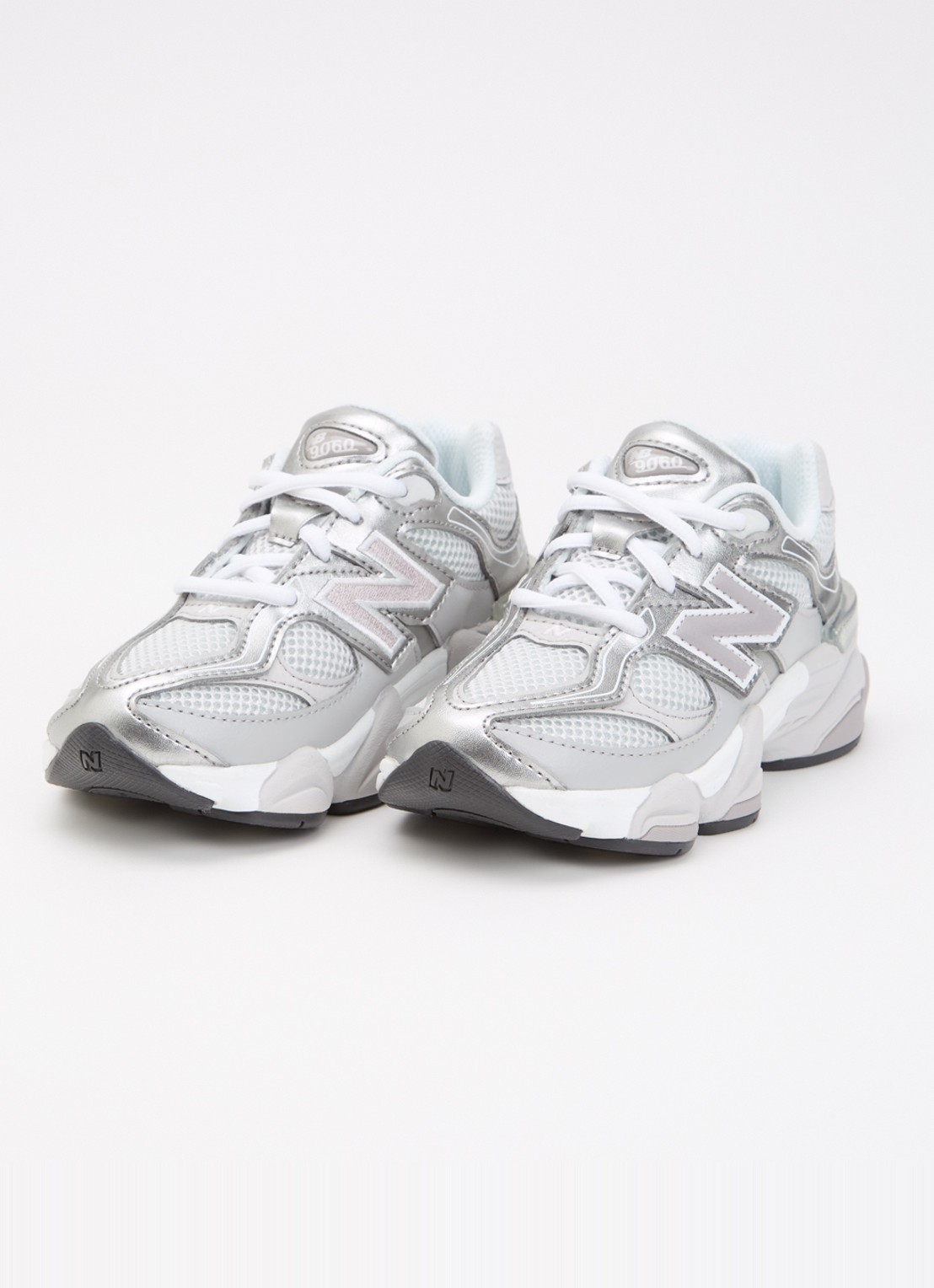 New Balance 9060 sneaker met mesh details - voorkant 4 zilver