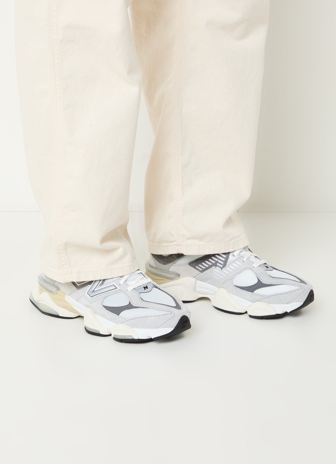 New Balance 9060 sneaker met mesh en suède details - voorkant 2 lichtgrijs