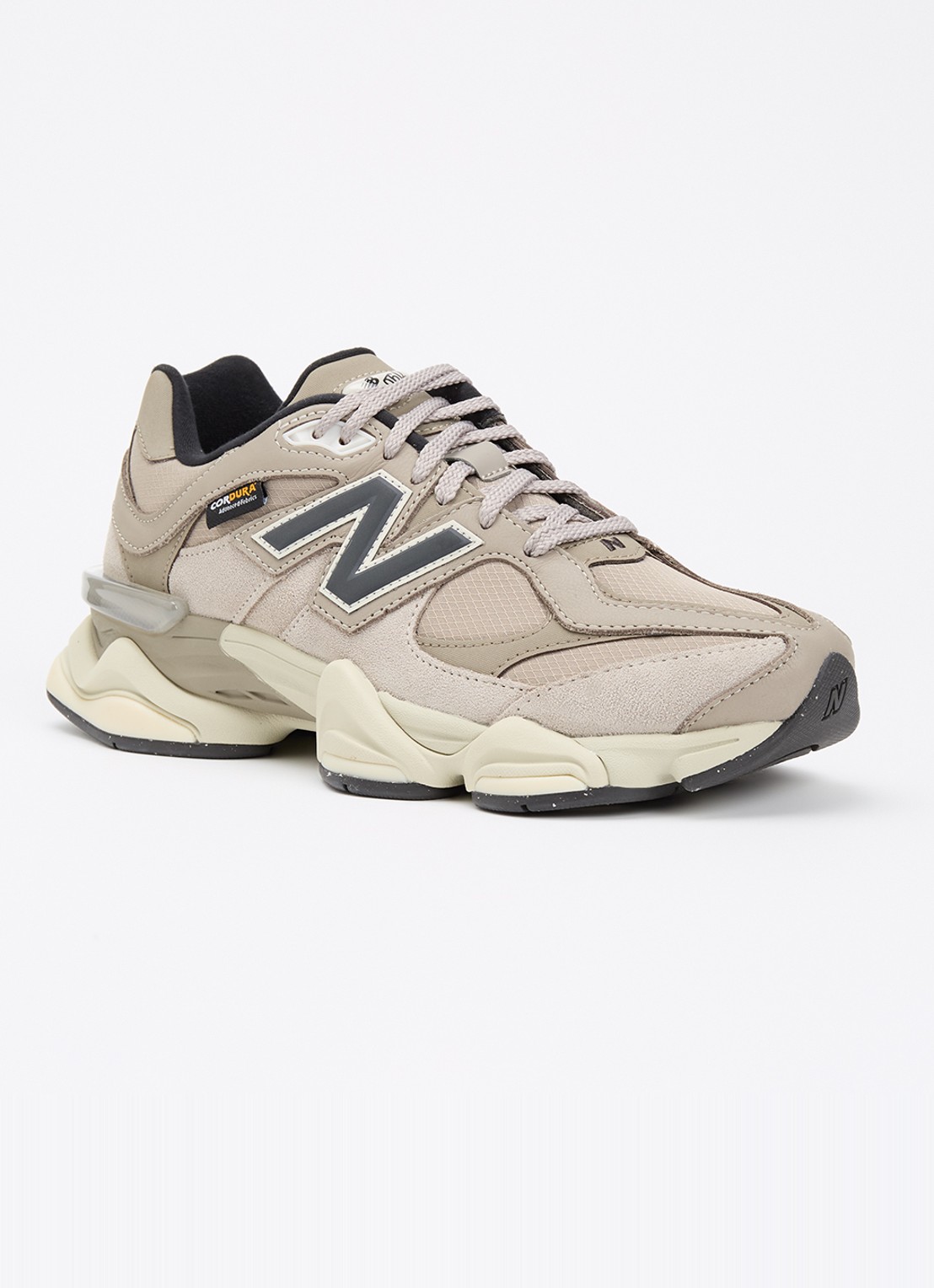 New Balance 9060 sneaker met mesh en suède details - voorkant beige