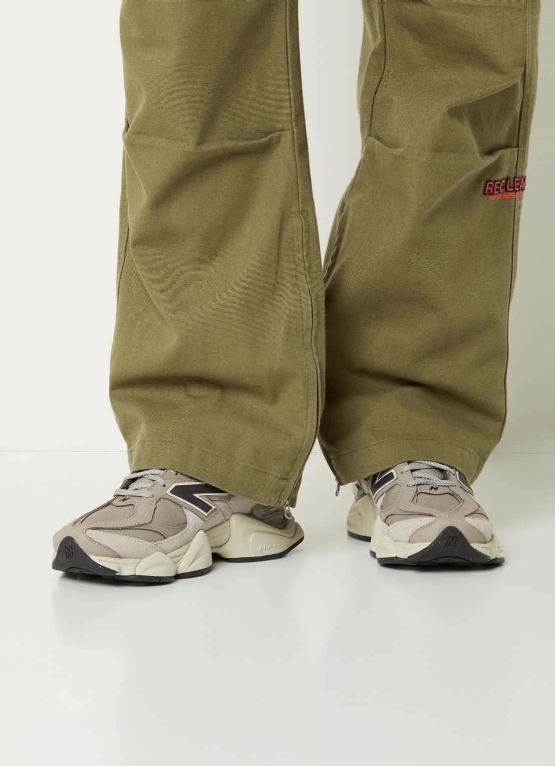 New Balance 9060 sneaker met mesh en suède details - voorkant 2 beige