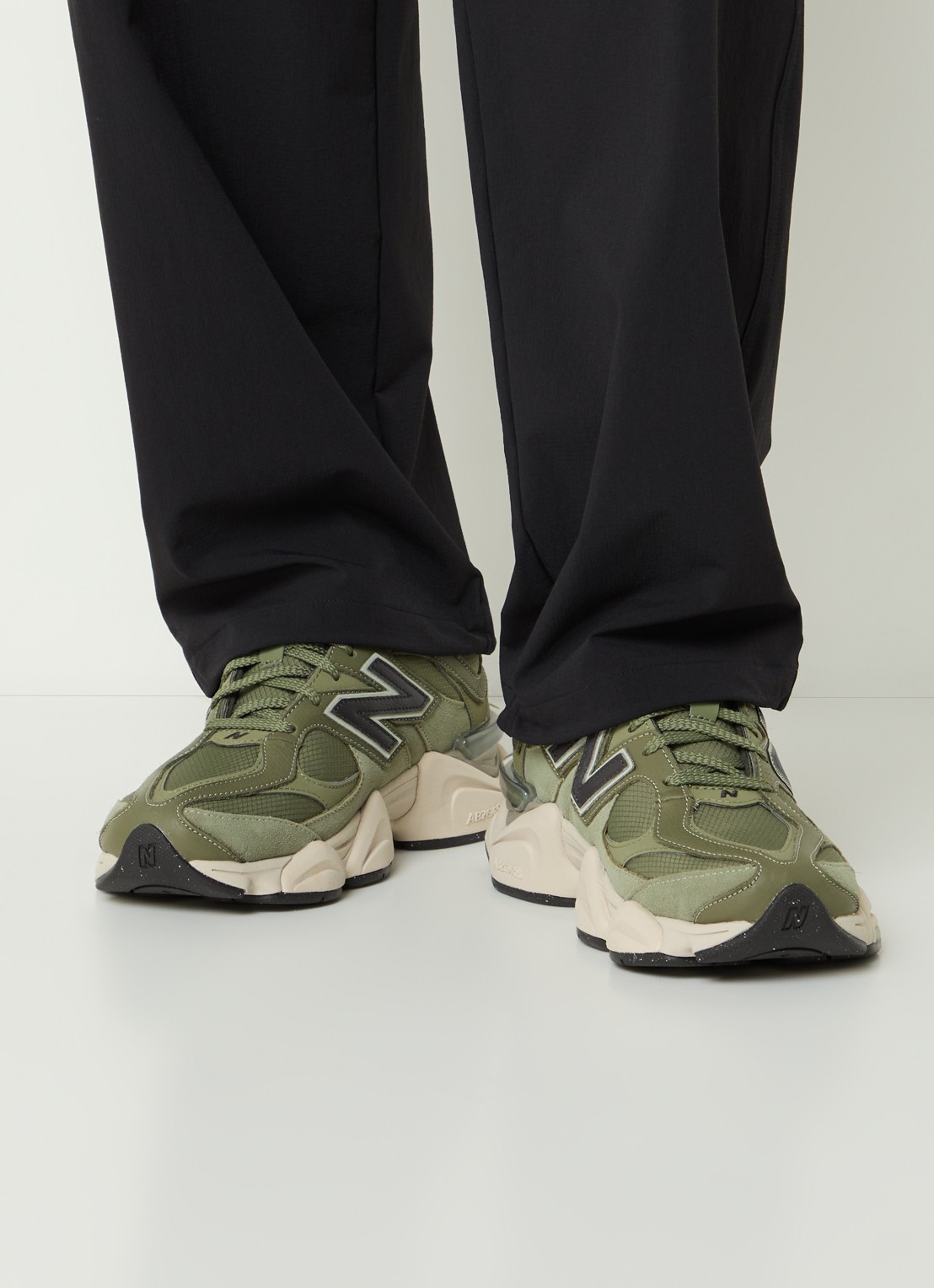 New Balance 9060 sneaker met mesh en suède details - voorkant 2 legergroen