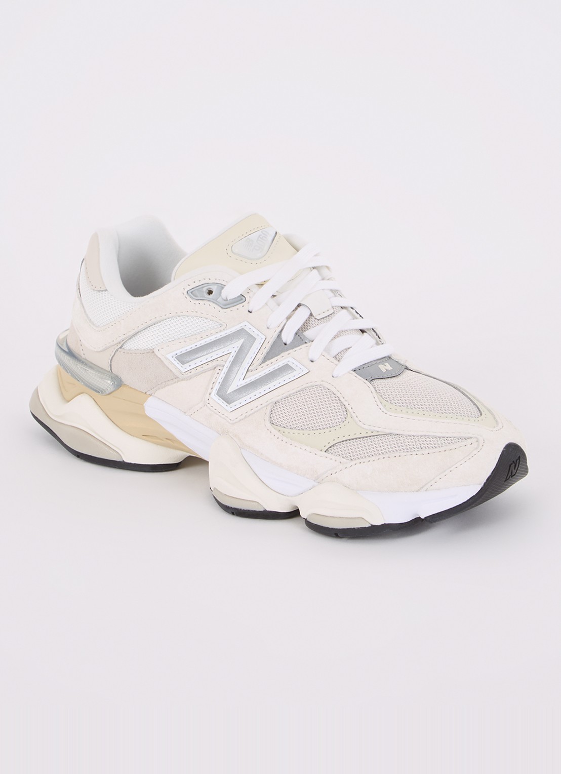 New Balance 9060 sneaker met suède details - voorkant 5 creme