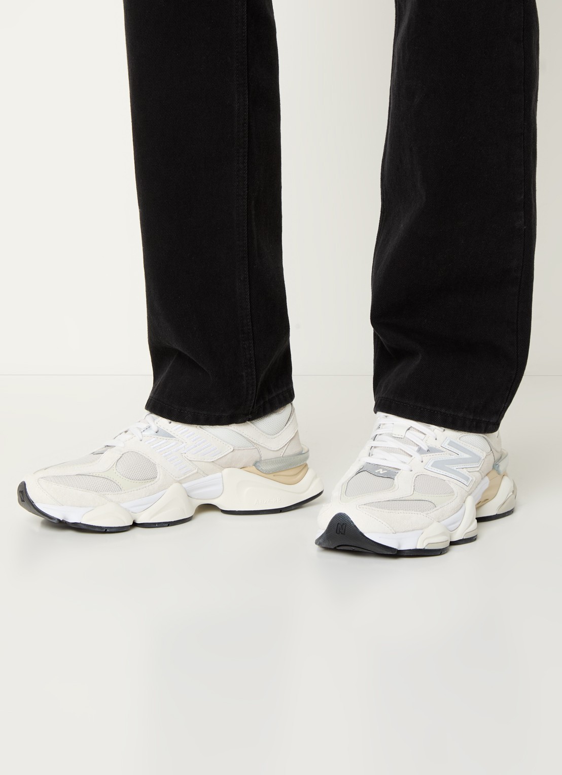 New Balance 9060 sneaker met suède details - voorkant 6 creme