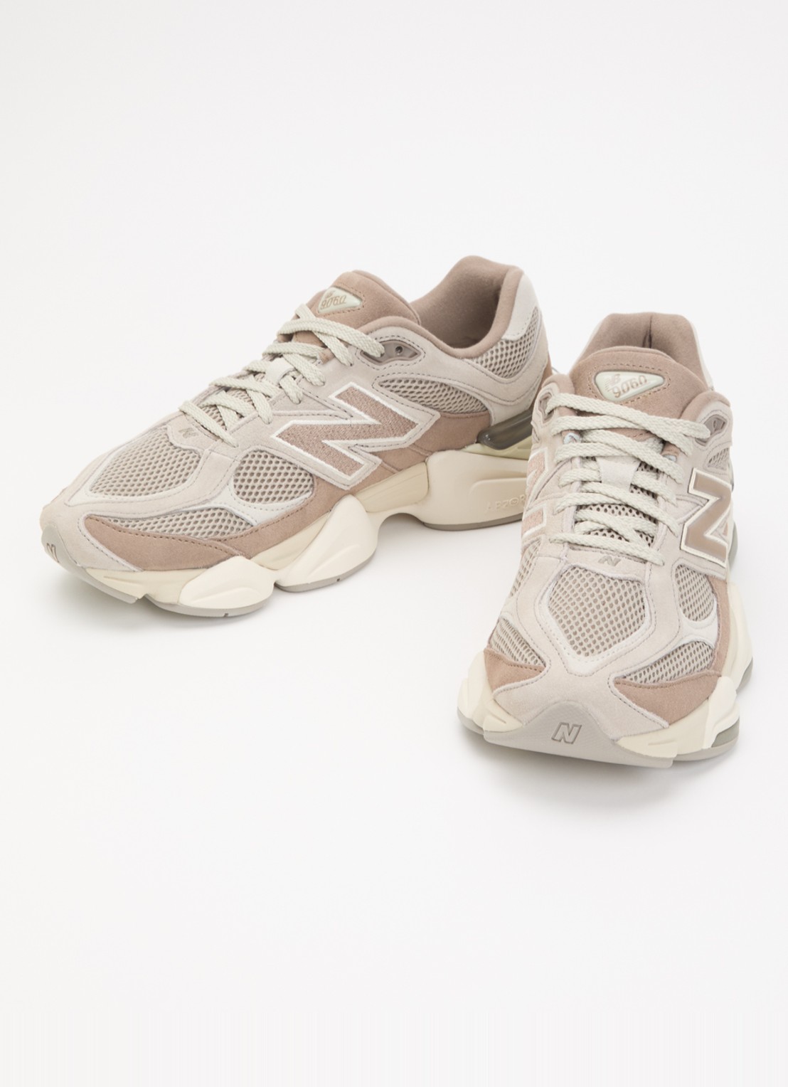 New Balance 9060 sneaker met suède details - detail 2 gebroken wit