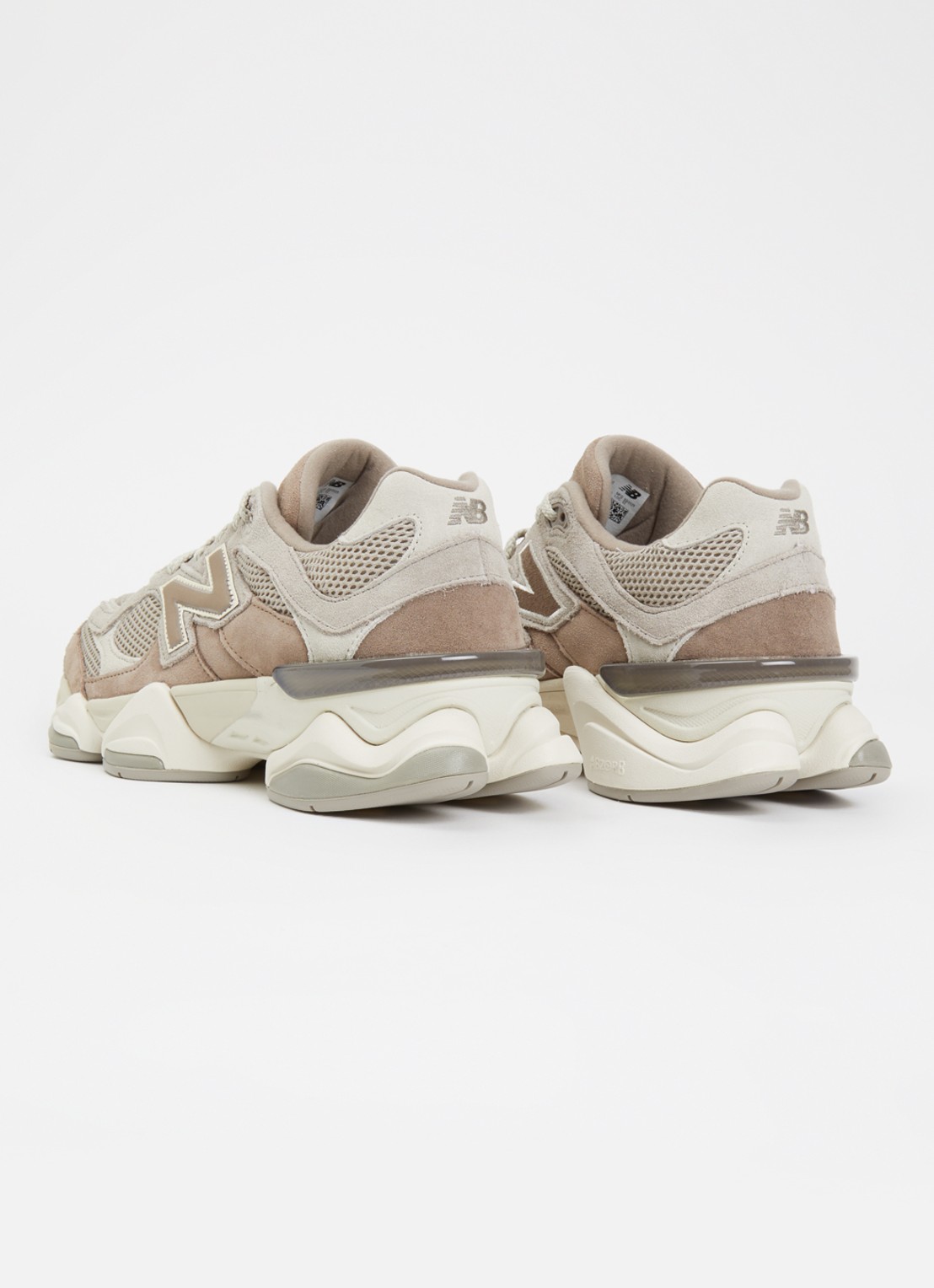 New Balance 9060 sneaker met suède details - achterkant lichtbruin