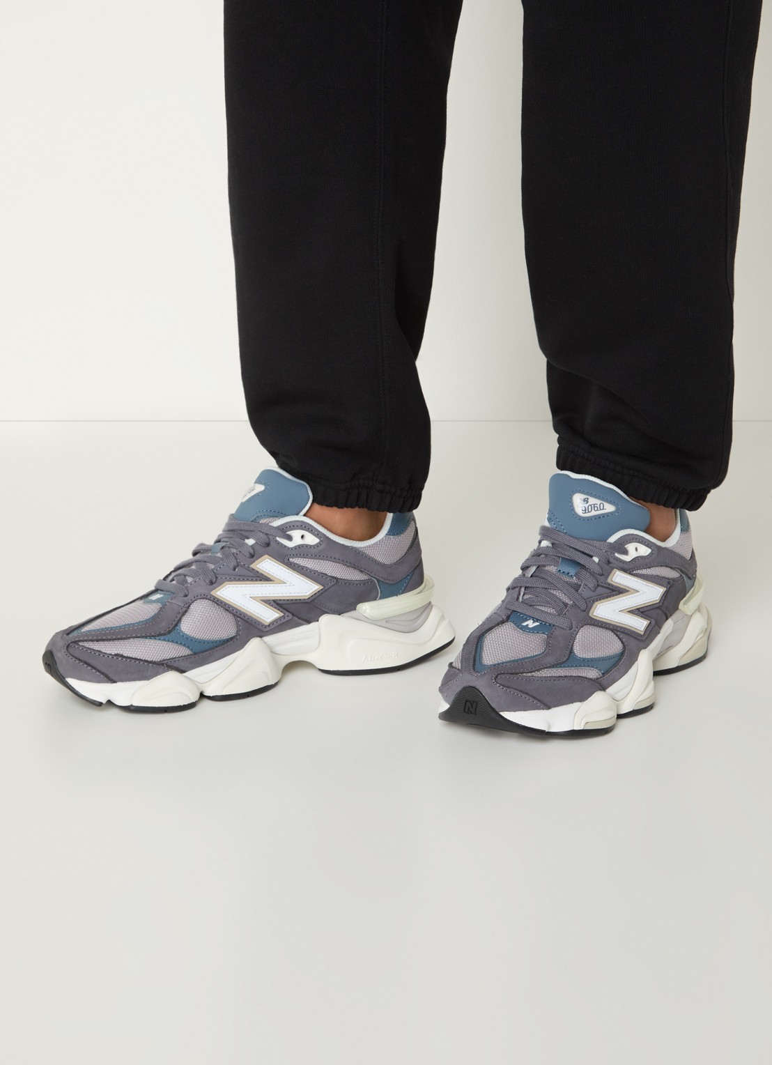 New Balance 9060 sneaker van leer met logo - voorkant 3 violet