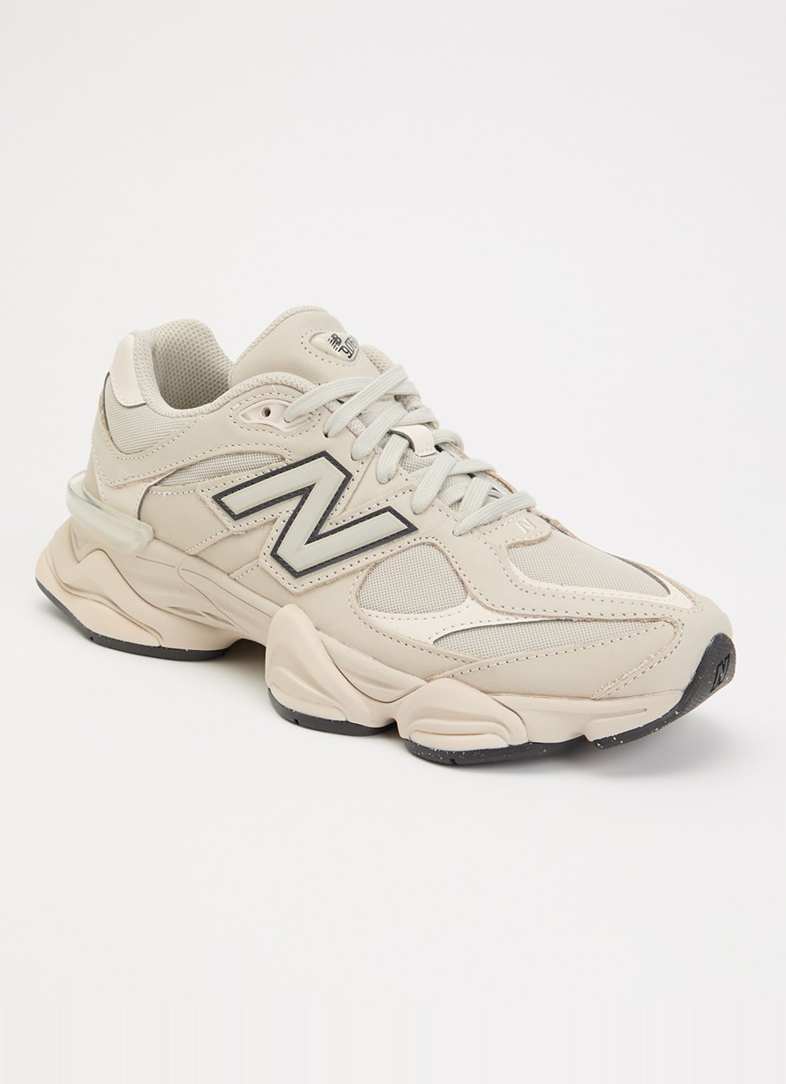 New Balance 9060 sneaker van mesh met details van nubuck - voorkant creme