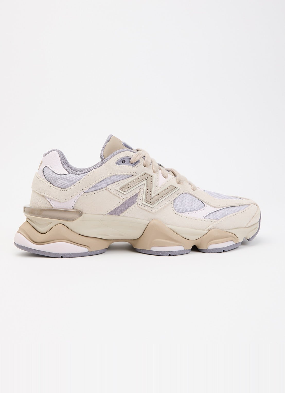 New Balance 9060 sneaker van mesh met suède details - voorkant donkerbeige