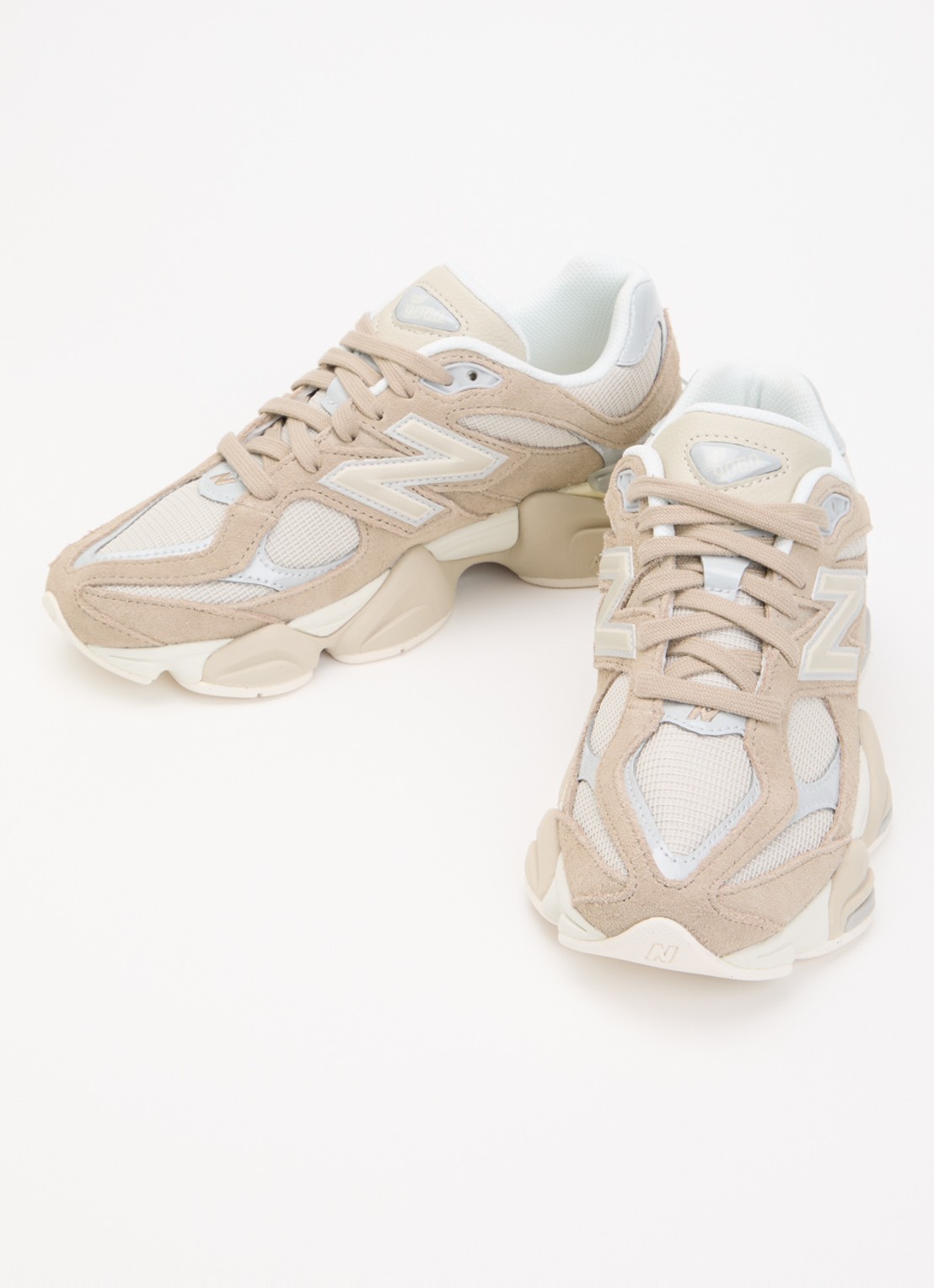 New Balance 9060 sneaker van suède met mesh details - detail 2 beige