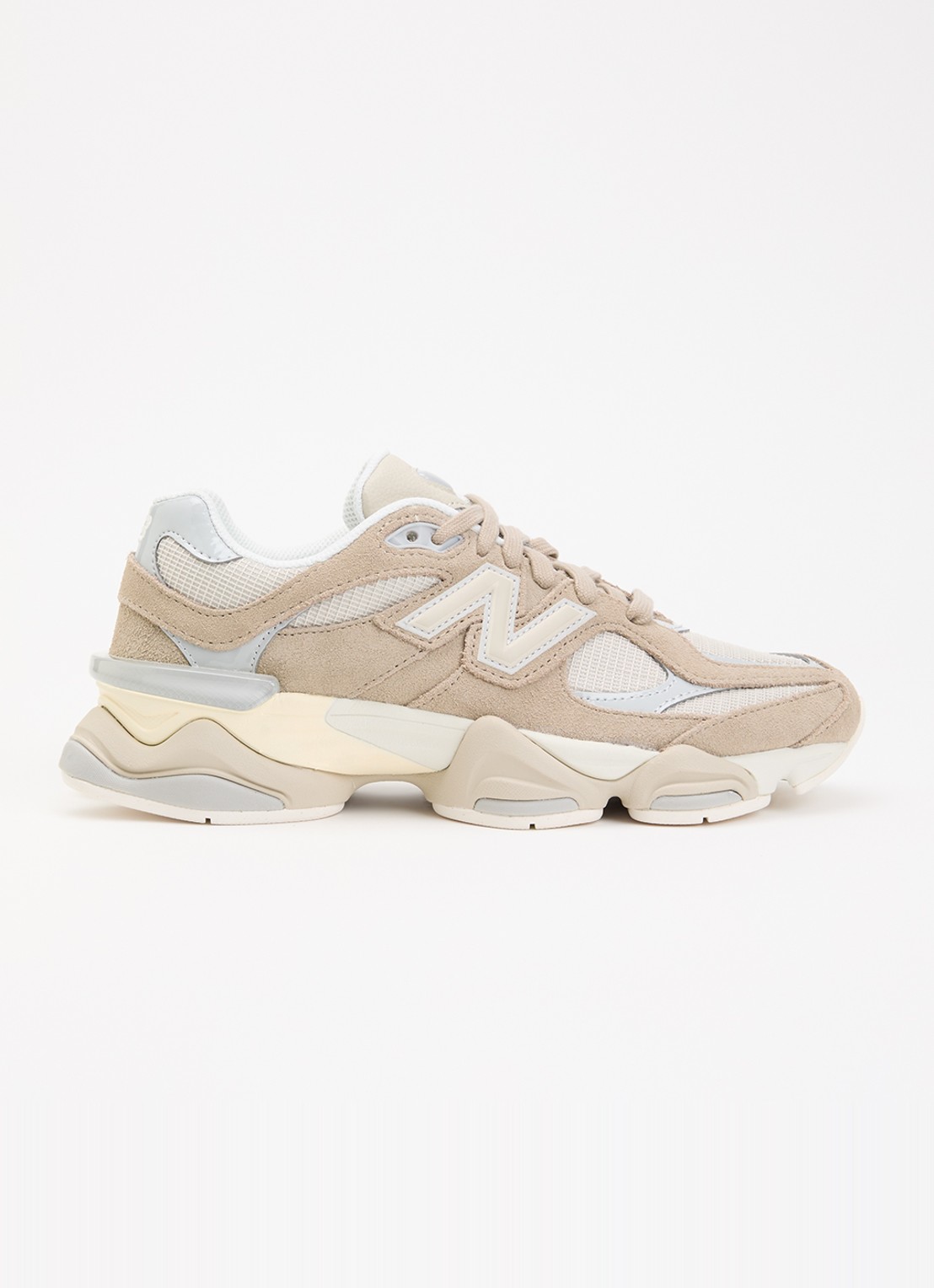 New Balance 9060 sneaker van suède met mesh details - voorkant beige