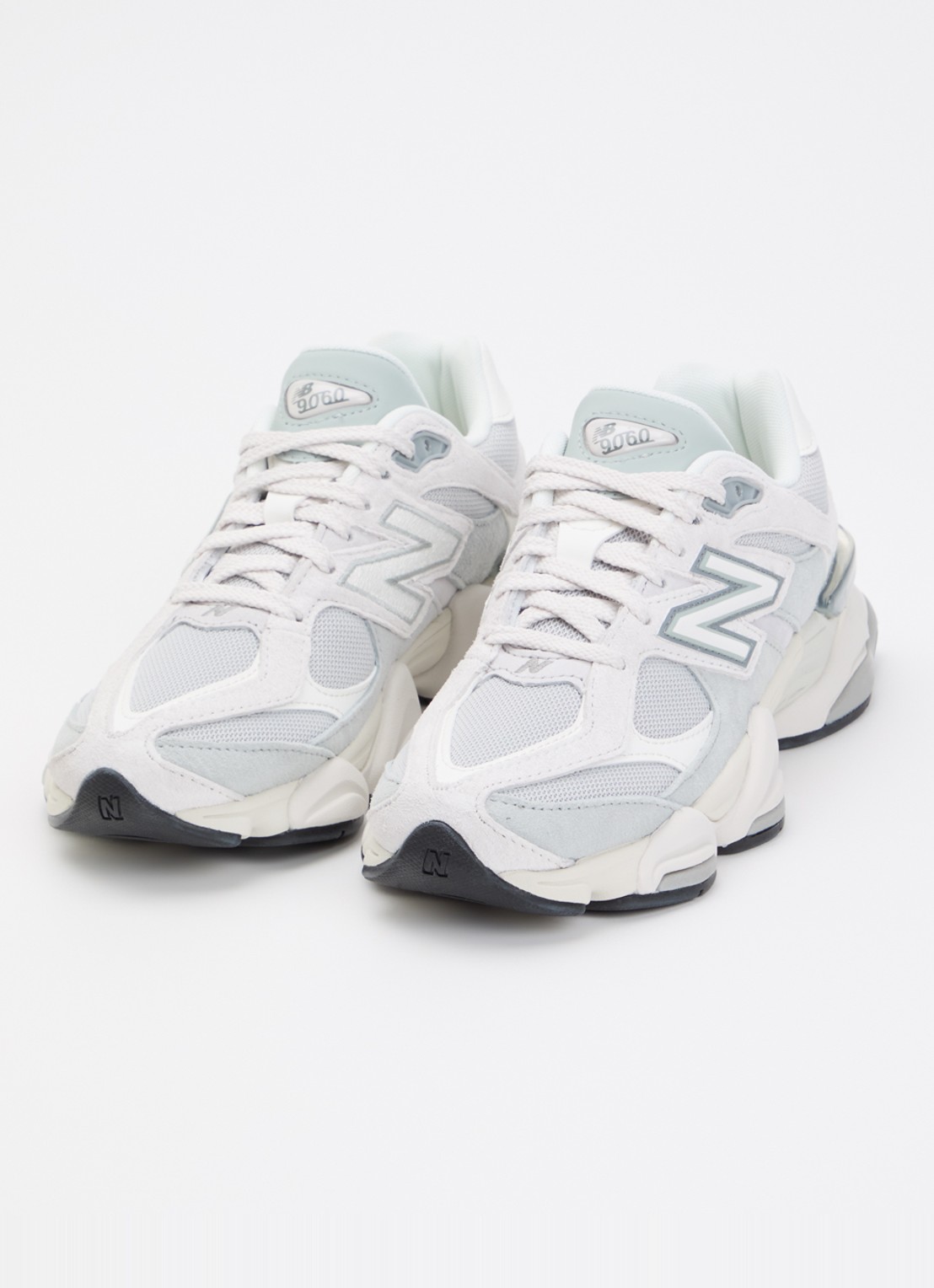 New Balance 9060 sportschoen met logo en details van suéde  - detail 2 lichtgrijs