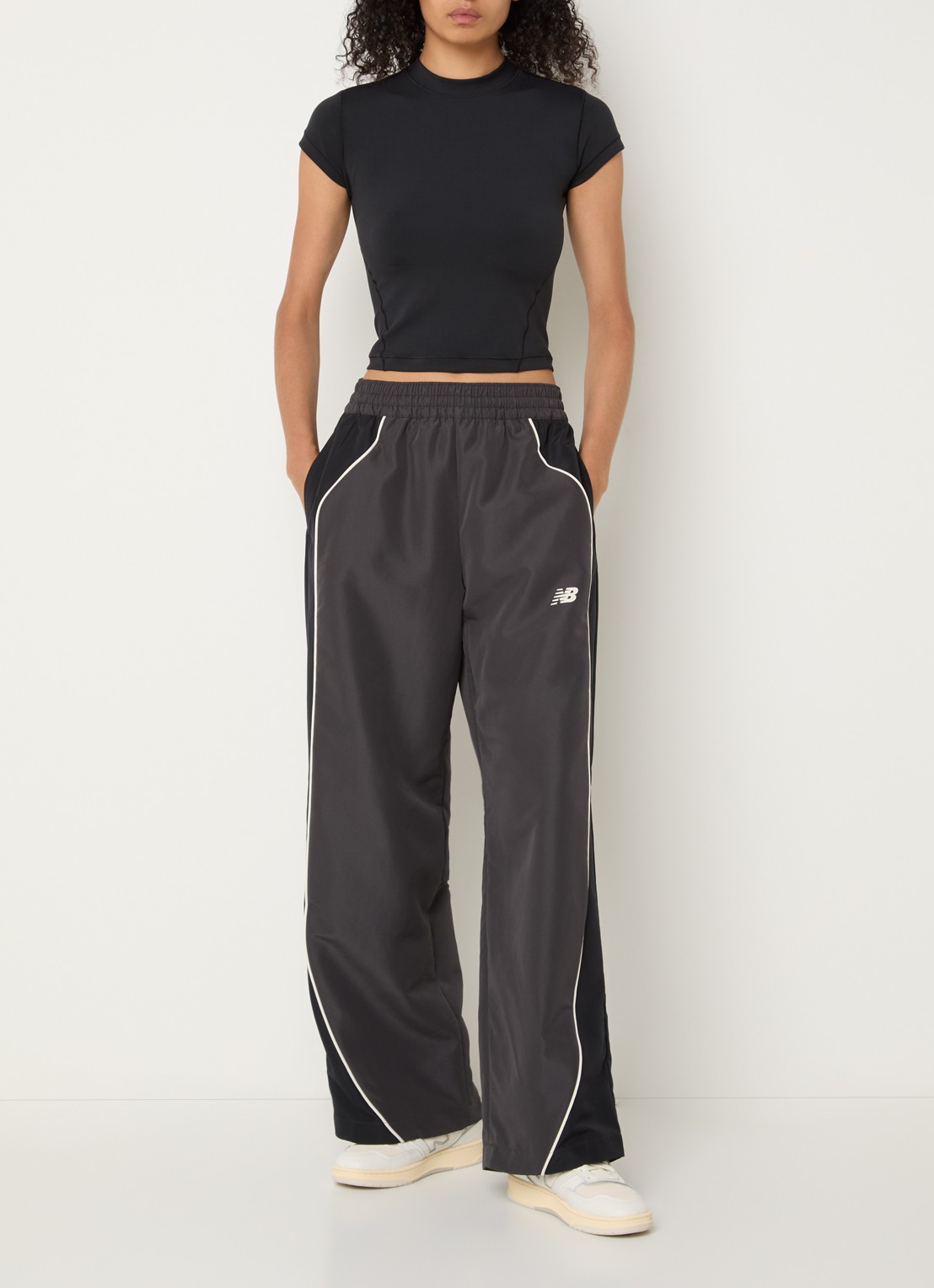 New Balance Cropped trainings T-shirt met ronde hals - voorkant 2 zwart