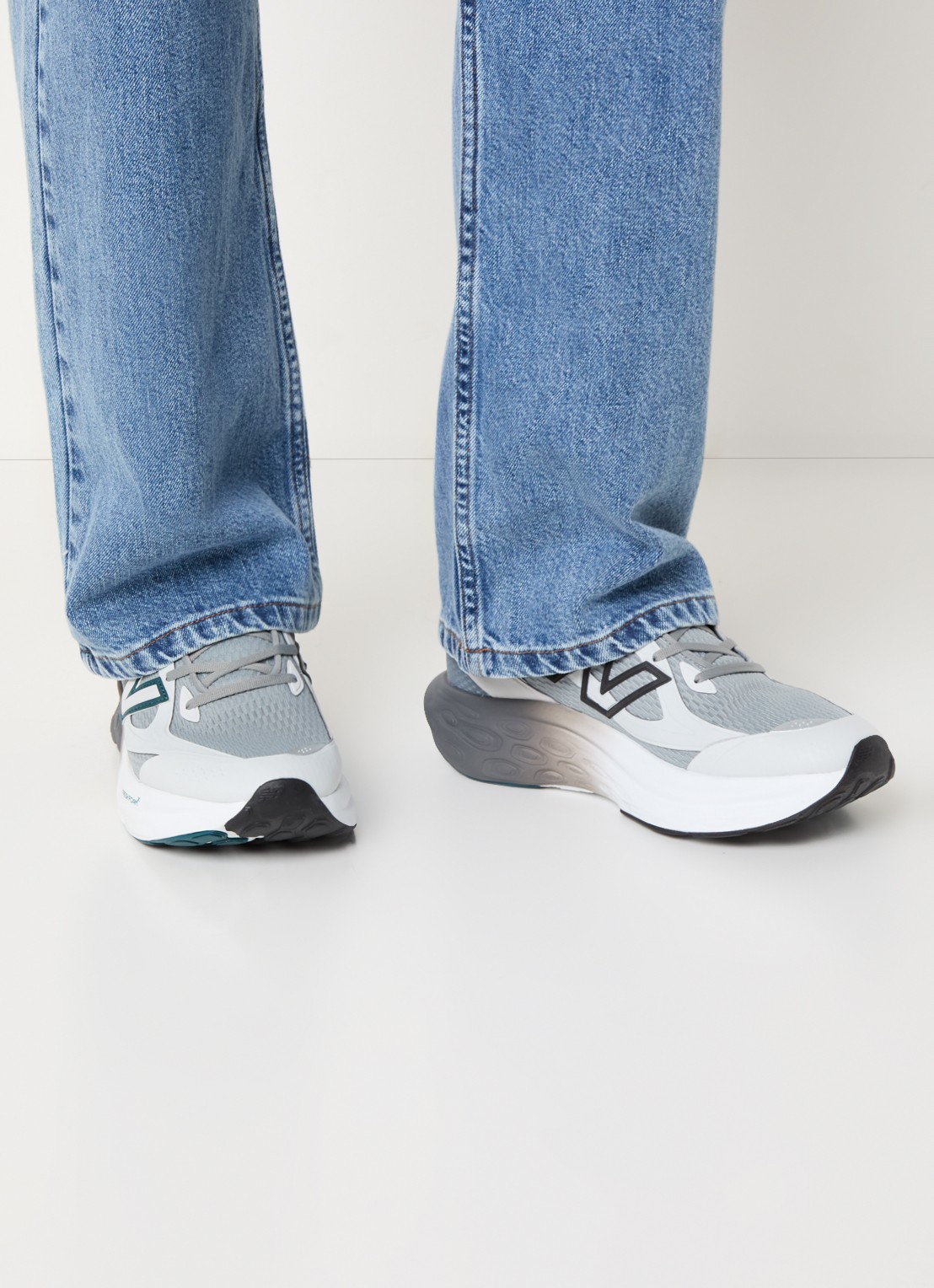 New Balance Fresh Foam sneaker met mesh details - voorkant 5 grijs