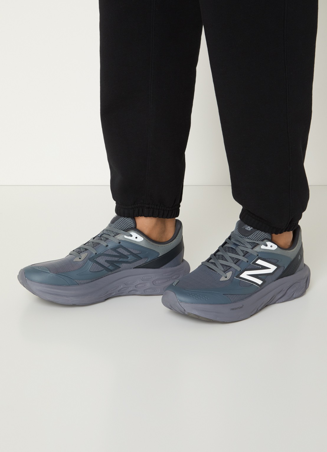 New Balance Fresh Foam sneaker met mesh details - voorkant 2 antraciet