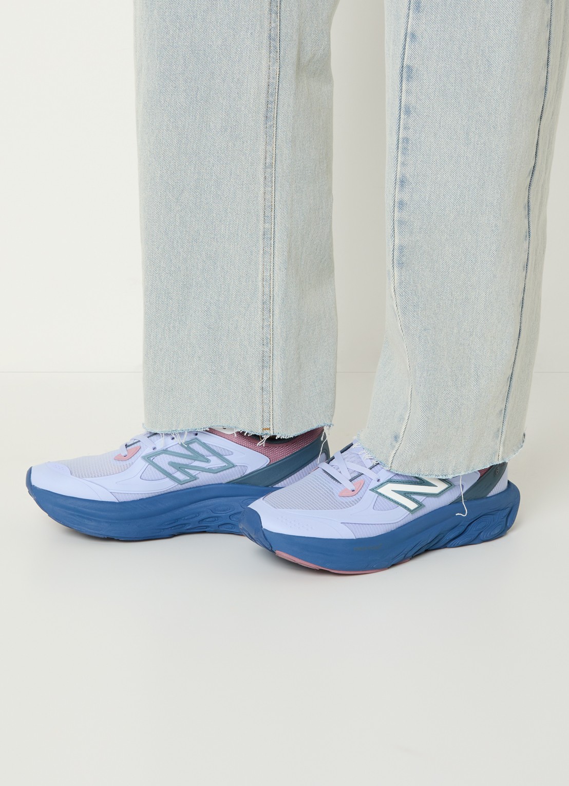 New Balance Fresh Foam sneaker met mesh details - voorkant 6 lichtpaars