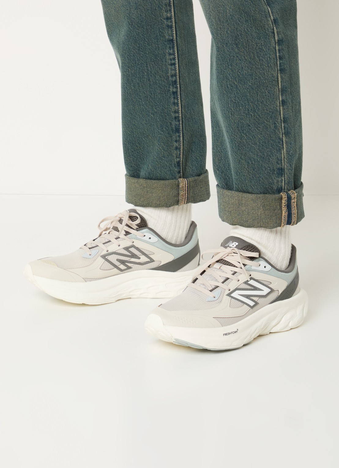 New Balance Fresh Foam sneaker met mesh details - voorkant 3 beige