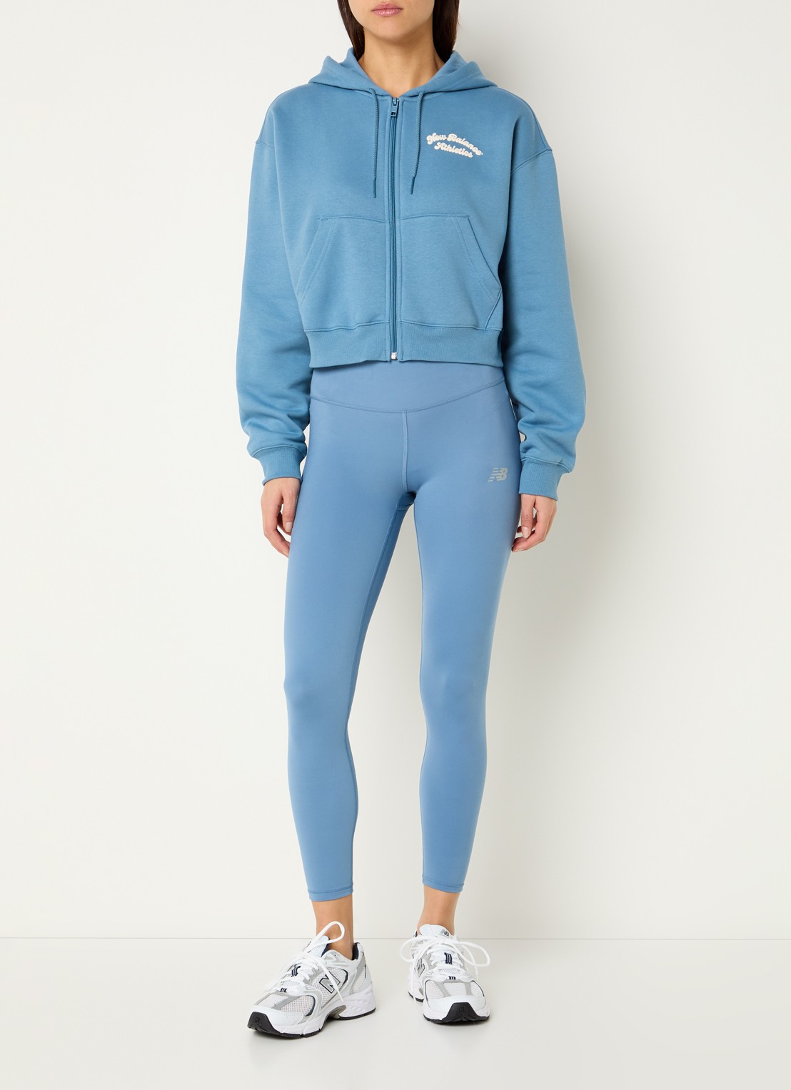 New Balance Heritage cropped sweatvest met logoprint - voorkant 3 blauwgrijs