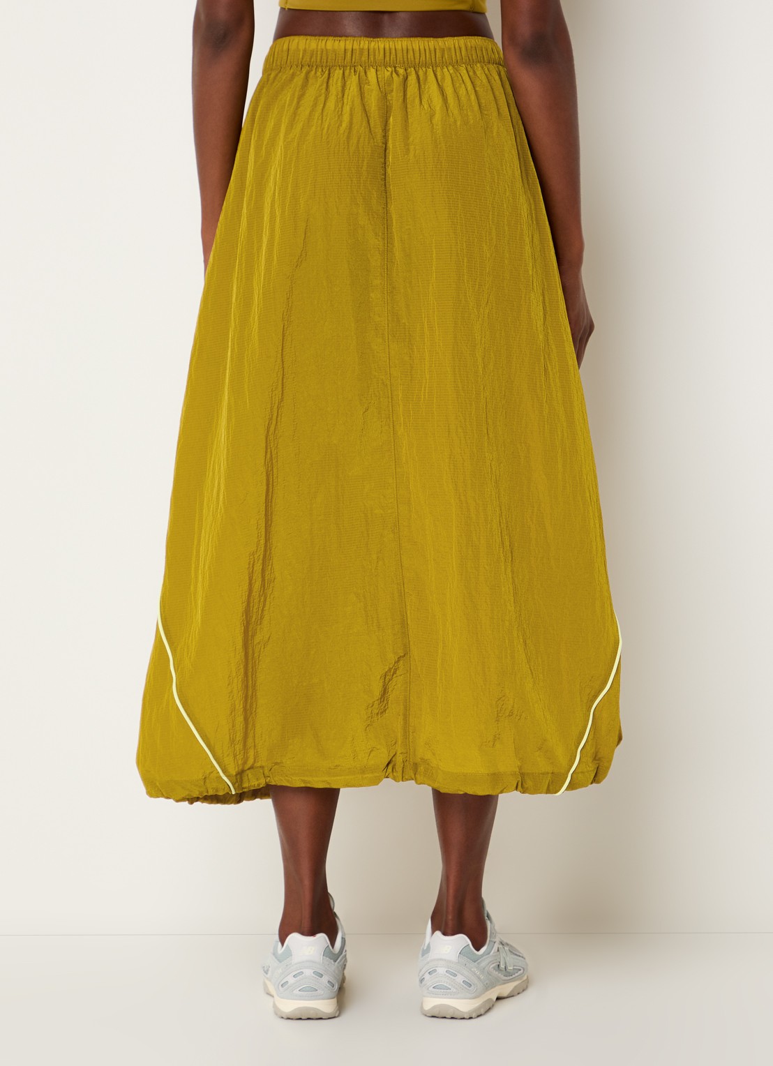 New Balance High waist maxi rok met logo en steekzakken - achterkant okergeel
