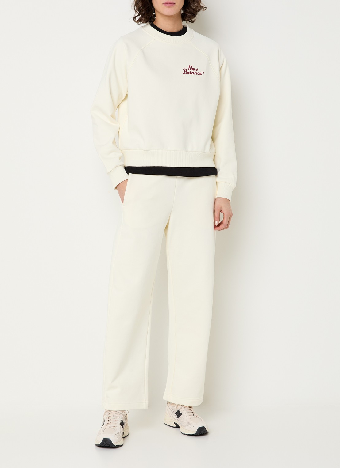 New Balance High waist straight fit joggingbroek met steekzakken - voorkant 2 ivoor