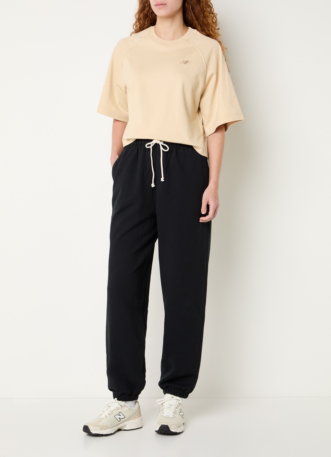 New Balance High waist tapered fit joggingbroek met steekzakken - voorkant 3 zwart