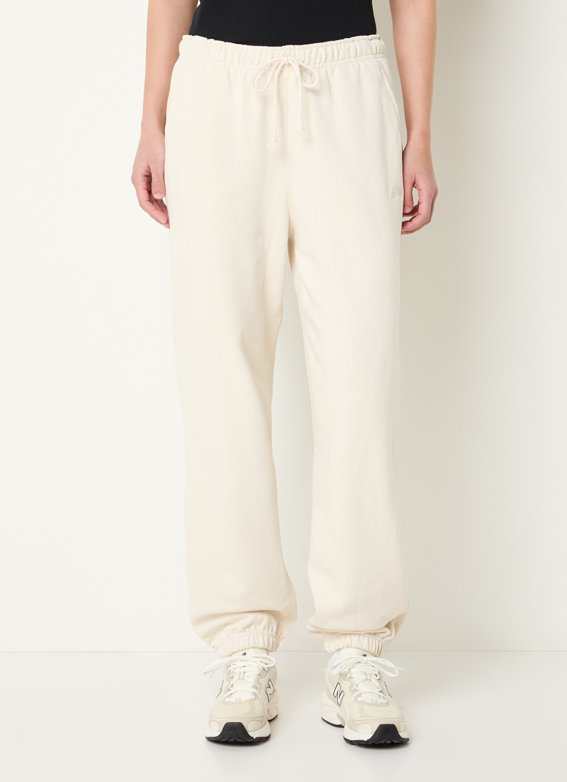 New Balance High waist tapered fit joggingbroek met steekzakken - detail 4 gebroken wit
