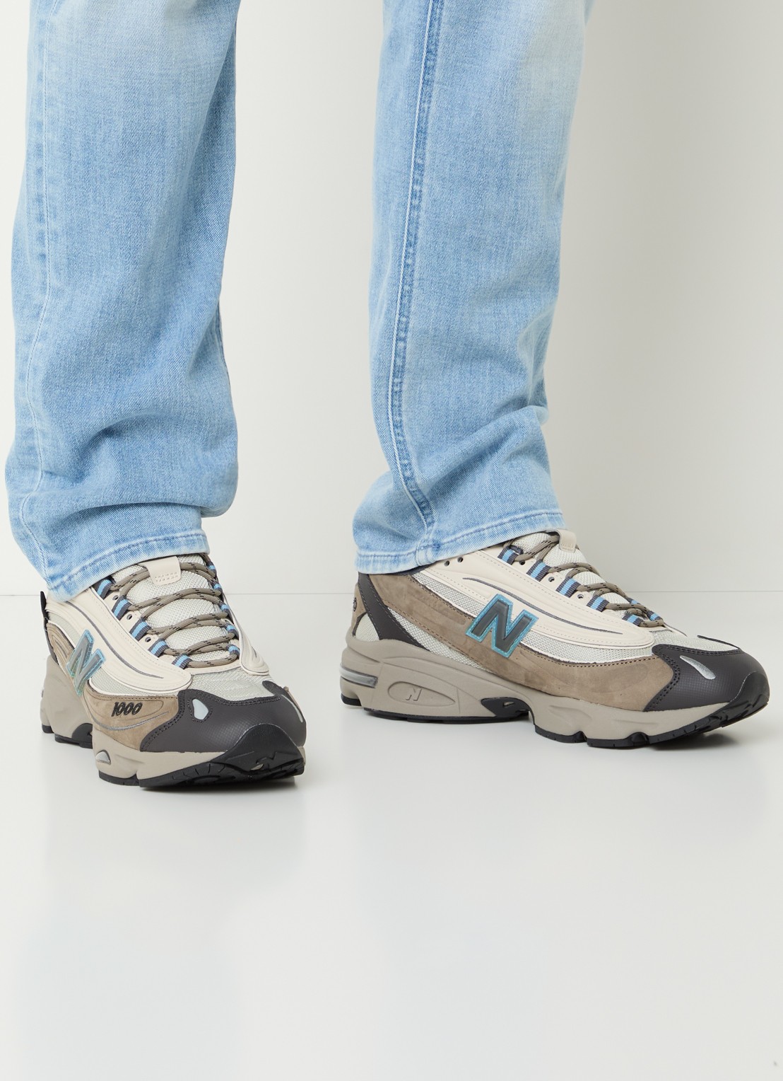 New Balance M1000 sneaker van mesh met suède details - voorkant 6 beige