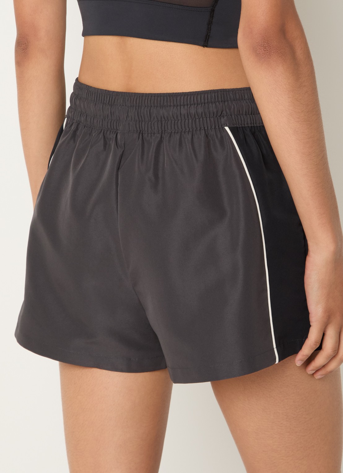 New Balance Mid waist straight leg korte broek met logo - achterkant 5 antraciet