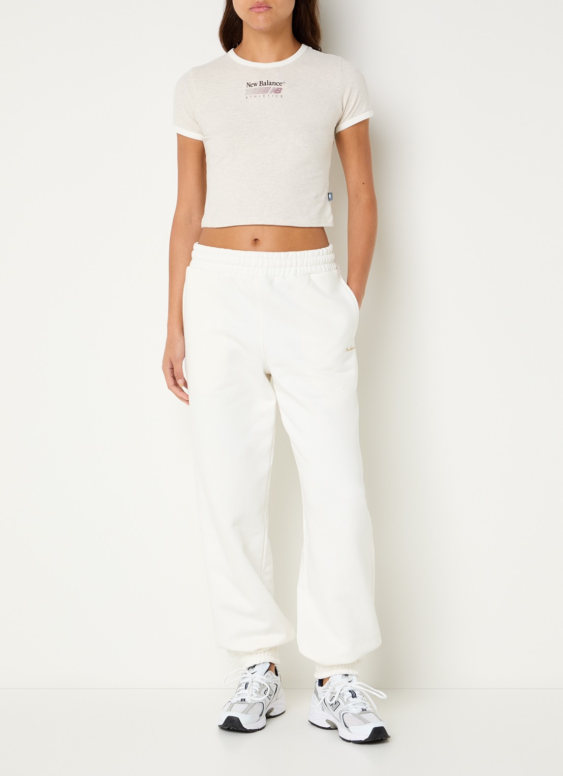 New Balance Ringer cropped T-shirt met logo - voorkant 4 grijs