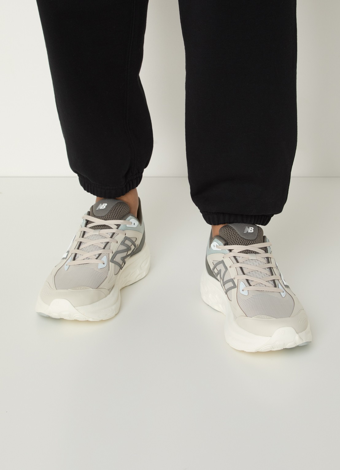 New Balance Sneaker van mesh met logo - voorkant 2 beige