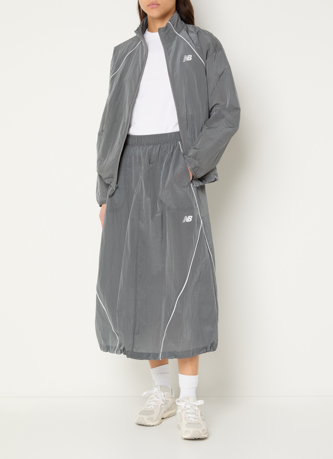 New Balance Sport Legacy midi rok met logo  - voorkant 4 grijs