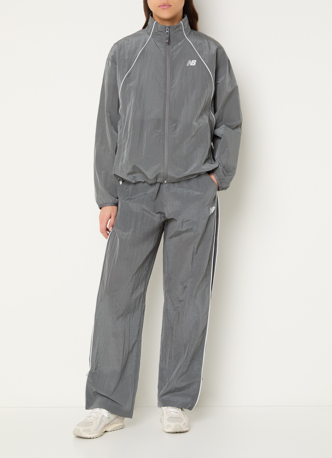 New Balance Sport Legacy trackvest met logo en steekzakken  - voorkant 3 grijs