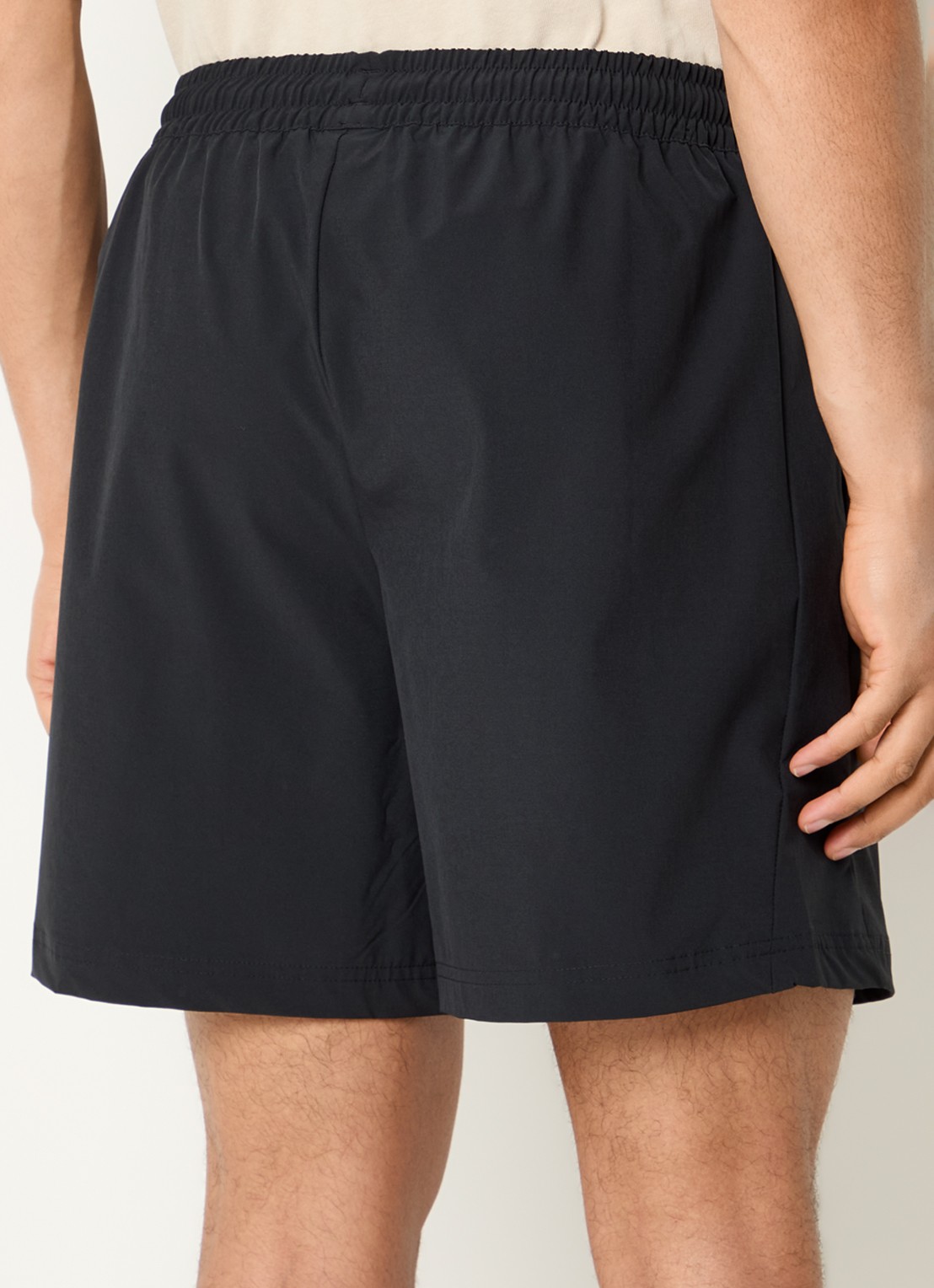 New Balance Straight fit korte trainingsbroek met steekzakken - achterkant zwart
