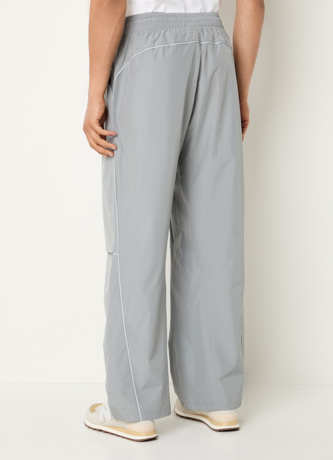 New Balance Straight fit trackpants met logo en steekzakken - achterkant lichtgrijs