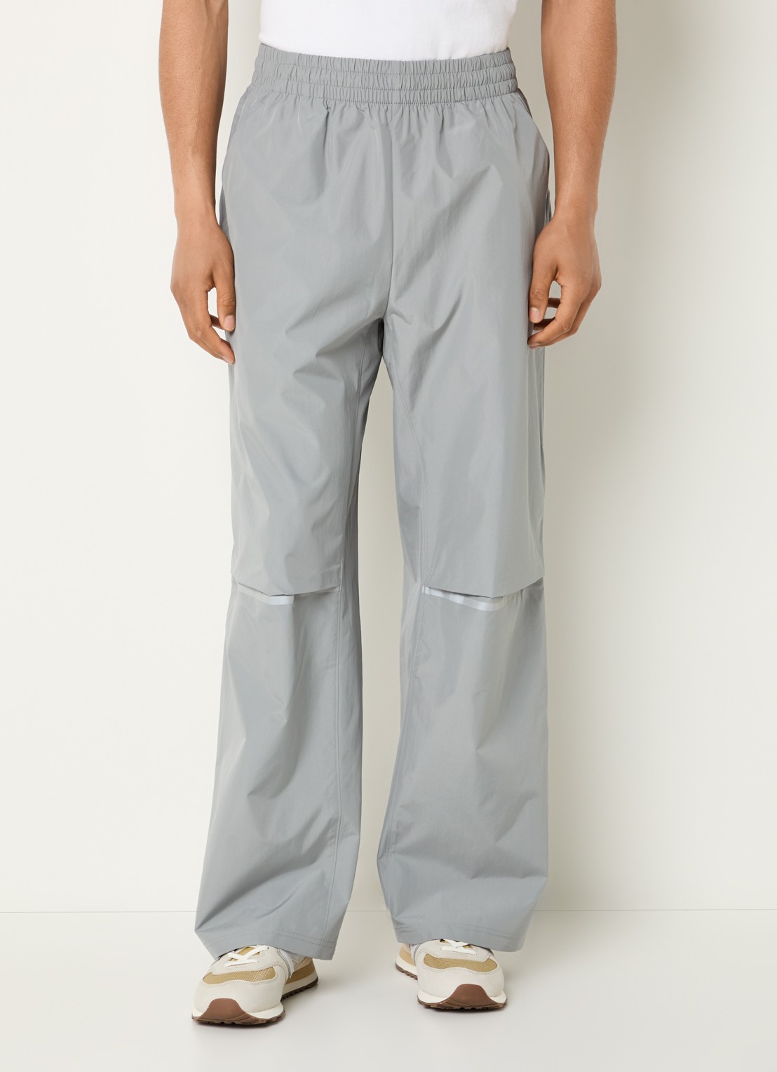 New Balance Straight fit trackpants met logo en steekzakken - detail 4 lichtgrijs