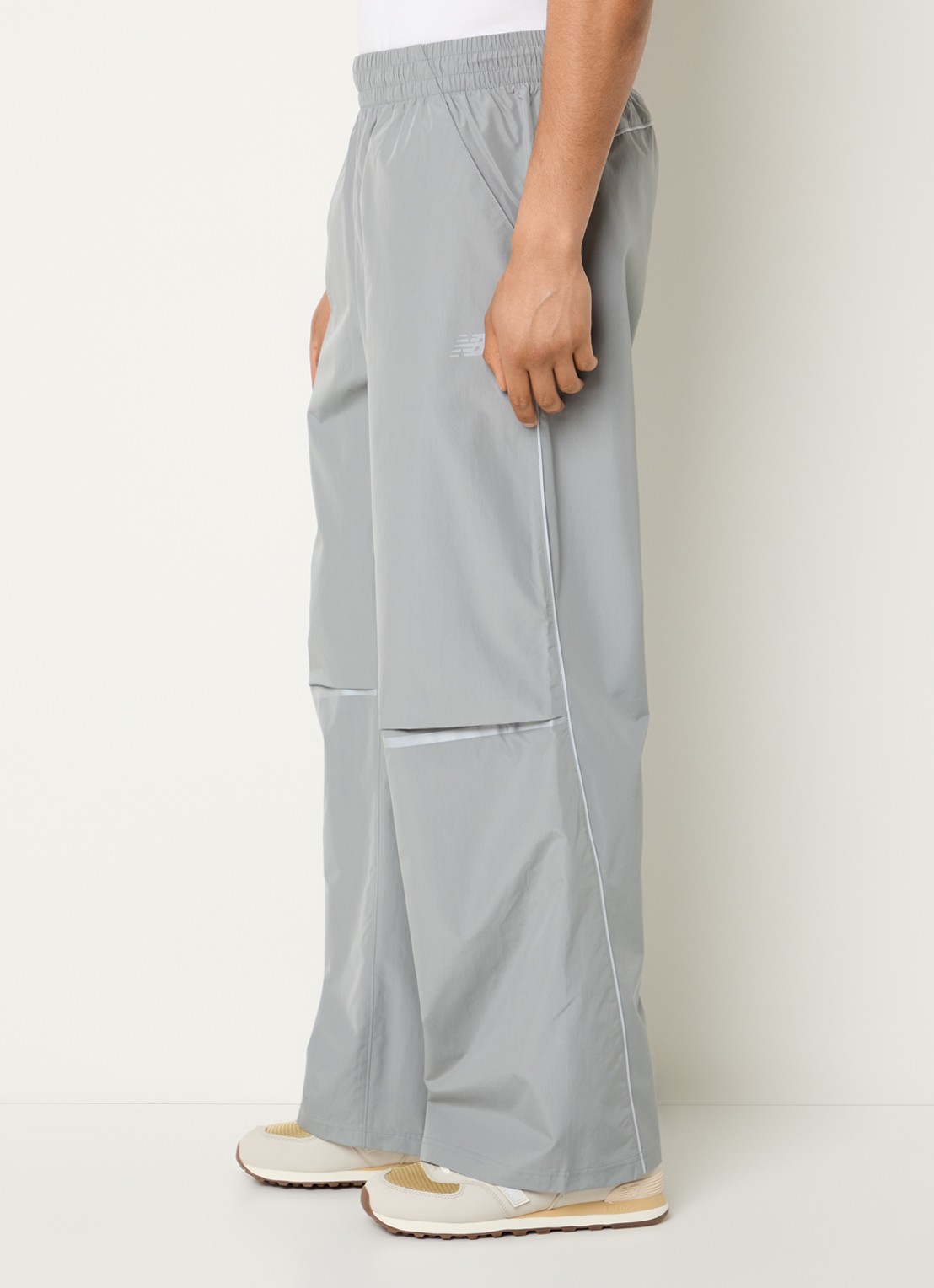 New Balance Straight fit trackpants met logo en steekzakken - detail 5 lichtgrijs