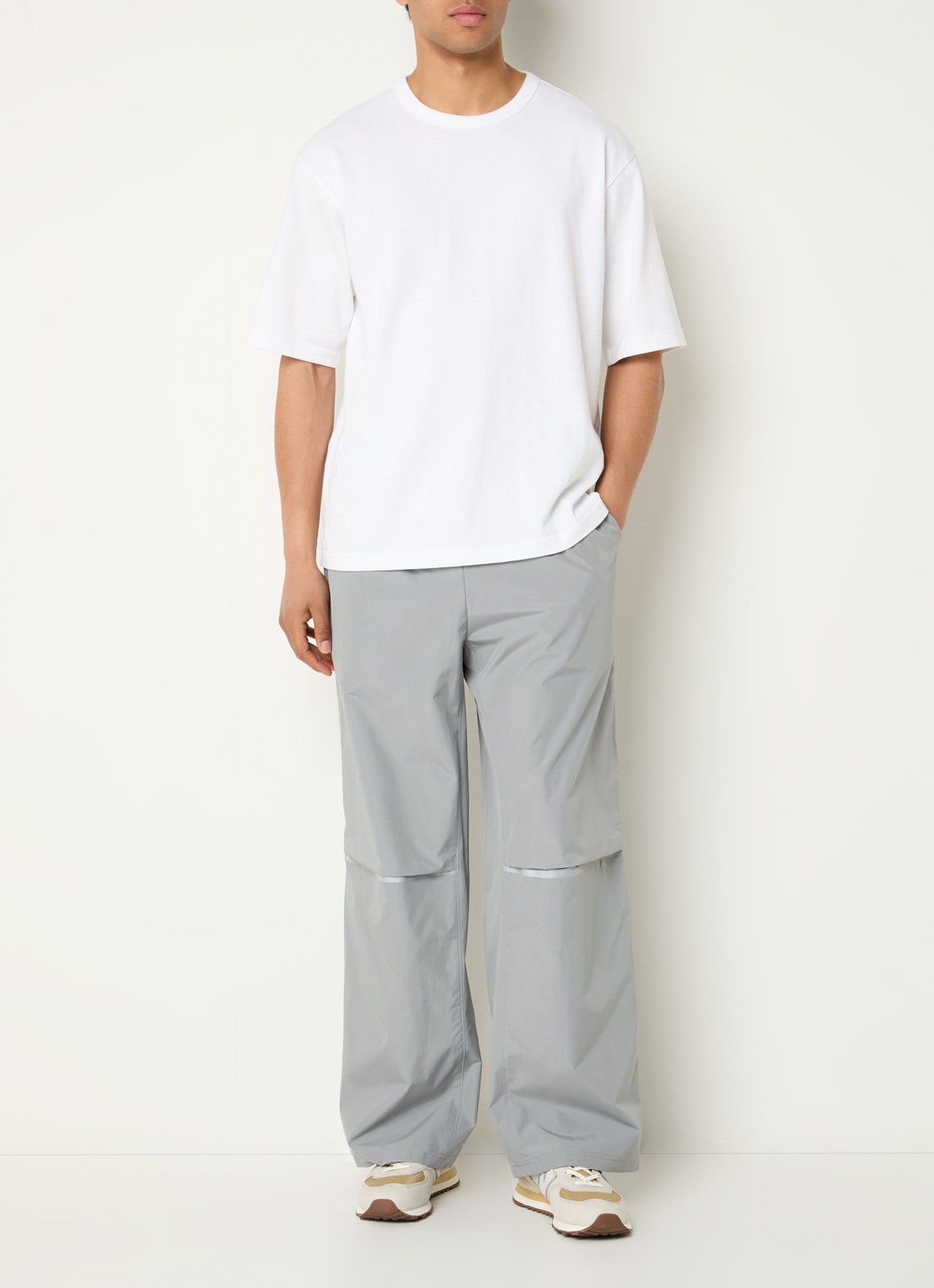 New Balance Straight fit trackpants met logo en steekzakken - voorkant 3 lichtgrijs
