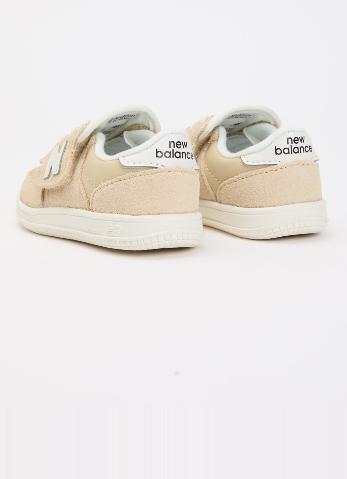 New Balance T500 sneaker met suède details - achterkant zand